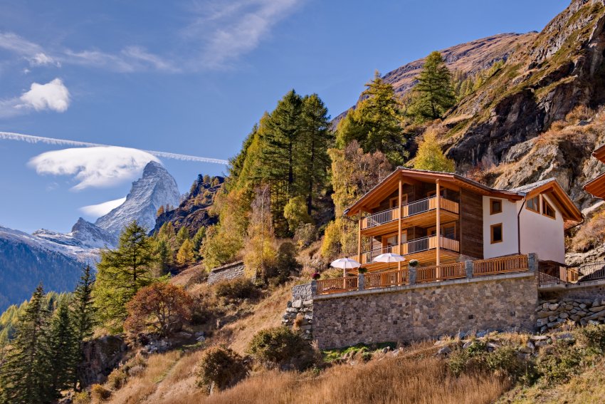 Majestätische Schweizer Alpen mit einem luxuriösen Chalet
